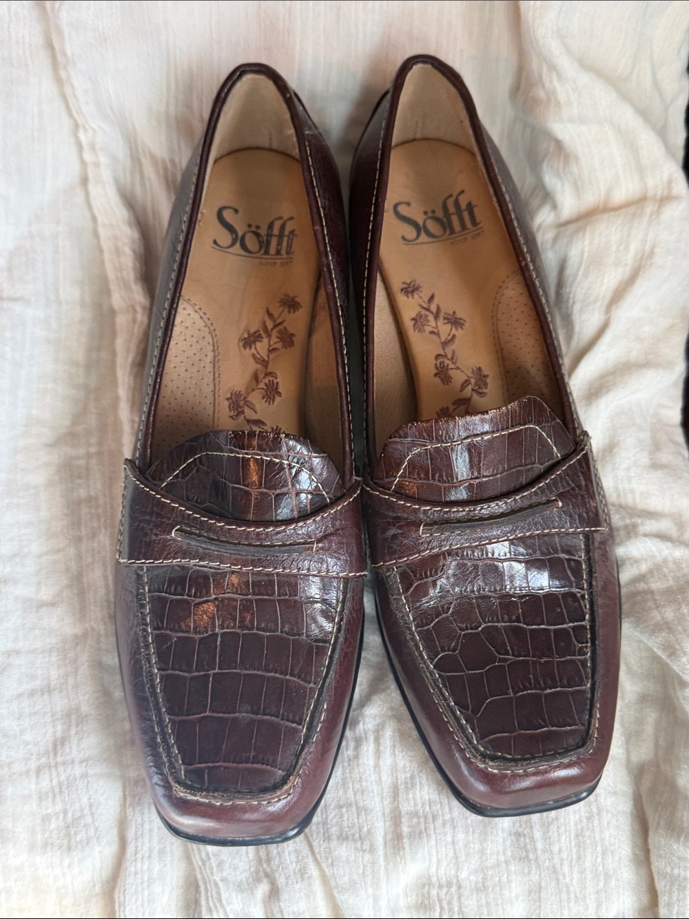 Softt Women’s Brown Leather Pumps Kitten Heel Loafer size 6.5 Alligator Embossed